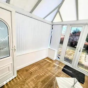 3-bed House, Free Parking On-site Apartment